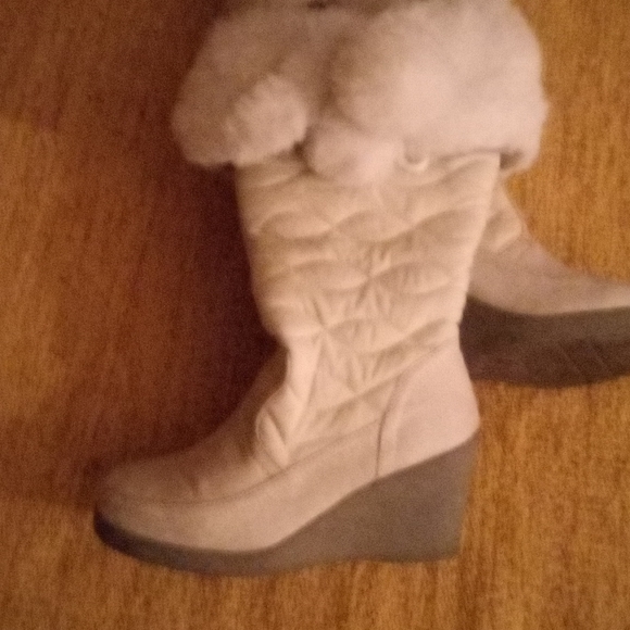 Woman's size 6 Predictions white wedge winter boots faux fur trim with pom poms. - Picture 2 of 13